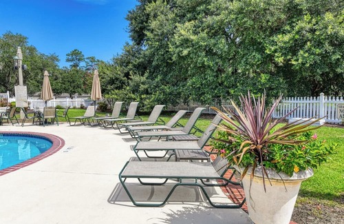 Murrells Inlet House | Two-Bedroom Cottage Located within the Historic Wachesaw Plantation