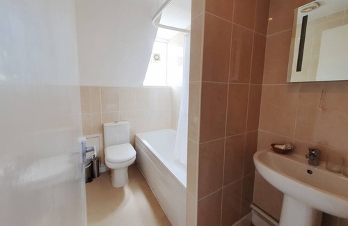 Marston Green House | NewtoVrbo: Double Room @ Royal Square Hotel Birmingham Airport & NEC w/ Parking