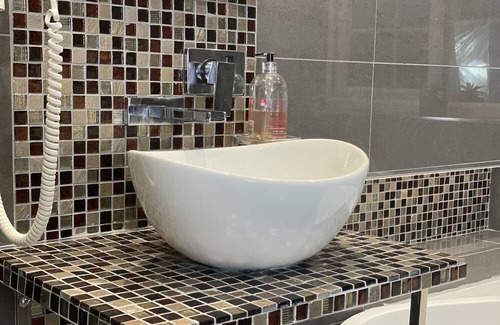Playhatch House | NEW Stylish Modern Home - >10 min from Reading Centre & Lakeside