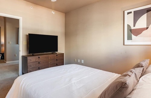 Bentonville Apartment | Modern Apartment in Prime Location (ID8347X53)