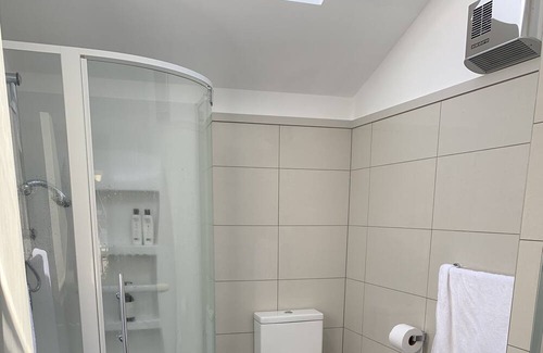 Omanu Apartment | Family holiday Apartment, close to beach. Has shared swimming pool and own spa.