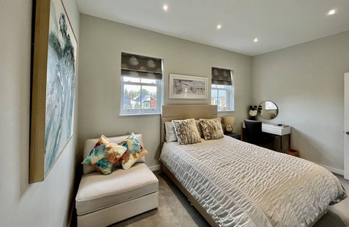Runnymede House | BRAND NEW FULLY RENOVATED ENTIRE HOUSE SLEEPS 5 FREE PARKING, WI-FI & BREAKFAST