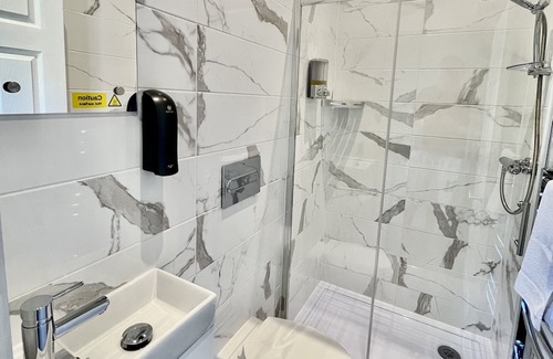 Runnymede House | BRAND NEW FULLY RENOVATED ENTIRE HOUSE SLEEPS 5 FREE PARKING, WI-FI & BREAKFAST
