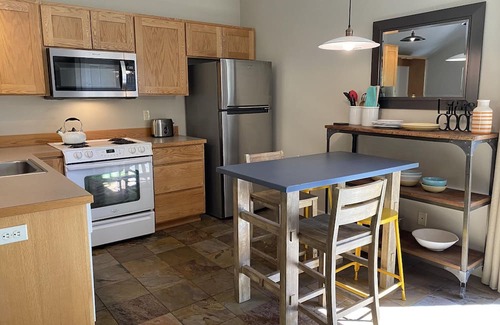 West Hills Apartment | Hillside Loft- Spacious Studio, 100+mbps Wifi, Gas Fireplace, AC, Balcony