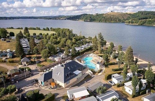 Salles-Curan Ski Chalet | Luxe Sanitary XL 6 Pers. Villatent at camping Les Genêts on Lake Pareloup