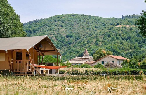 Saint-Laurent-du-Pape Ski Chalet | Luxe Sanitary XL 6 Pers. Villatent at child-friendly campsite in the Ardèche