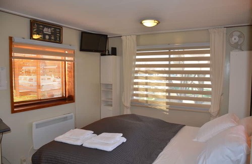 Schoorldam House | Idyllic holiday home in a beautiful location in a small harbor, Wifi