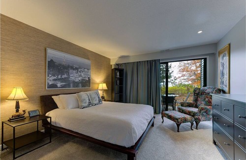 Acme Condo | ☀ Cozy Aviation ✈ Style Lake View Condo @ The Shores