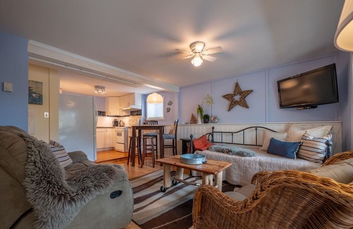 Gibsons House | The Suite at Little House in the Harbour, Gibsons BC