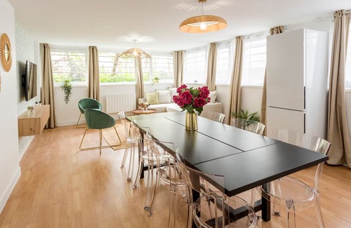 Quartier Saint-Ambroise Apartment | Merveil Family Suite - Marais - Pelee