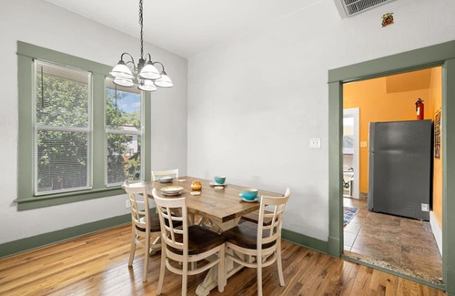 Dixieland House | NEW Lakeland Landing Cute Bungalow by Downtown