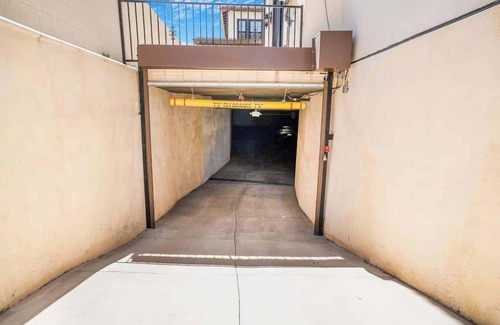 Mid Central Apartment | Elegant Pasadena Homew Patio Parking Near Old Town