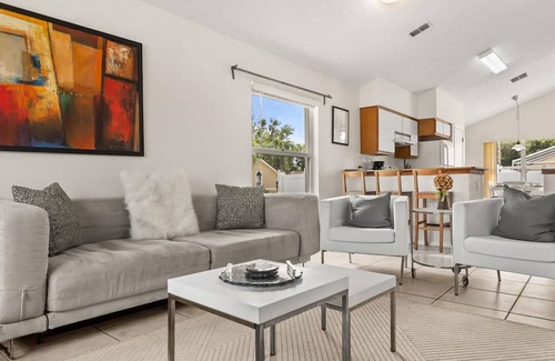 Chatham Park House | Upstay 3BR Family-friendly Stylish Retreat w Patio