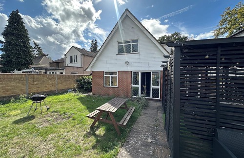Colnbrook House | Heathrow House with Hot tub and Garden