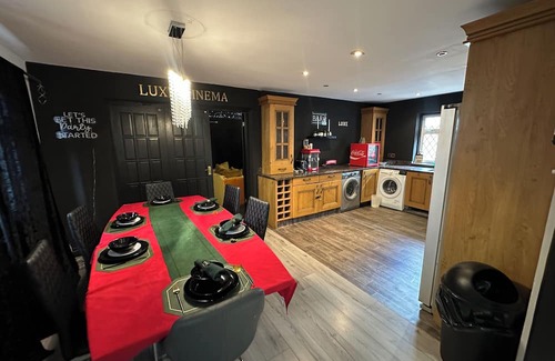 Colnbrook House | Heathrow House with Hot tub and Garden