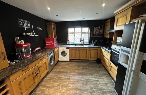 Colnbrook House | Heathrow House with Hot tub and Garden