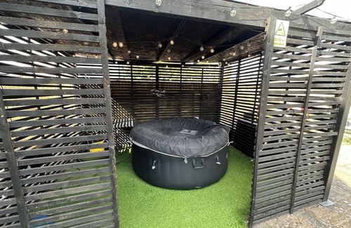 Colnbrook House | Heathrow House with Hot tub and Garden