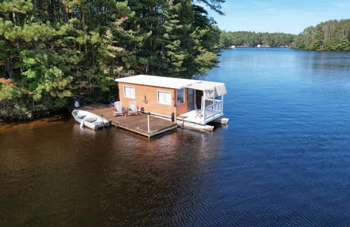 Brantingham Apartment | The Stabbin Cabin Grant Island w Boat Hottub Pet