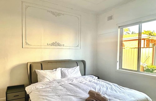 Bankstown House | Modern Vintage Single & King size Rooms