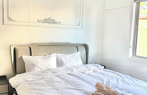 Bankstown House | Modern Vintage Single & King size Rooms