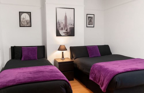Reading House | Prime 4BR Reading House & Free Parking