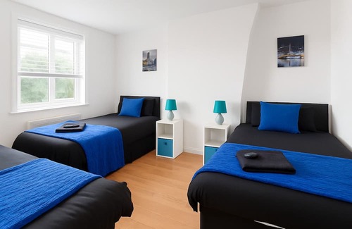 Reading House | Prime 4BR Reading House & Free Parking