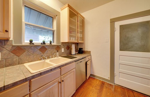 Highland Park Cottage | 4 Mi to Downtown! Cozy Bungalow in San Antonio
