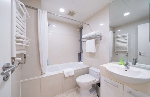 Xujiahui Bed & Breakfast | Tyms 3BR 2BA Apt Xujiahui Center