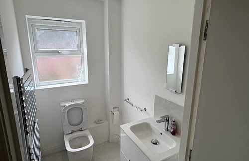 Manchester House | House - Sleeps 5, Private Parking & Pets Allowed