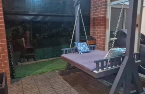 Drouin House | Cosy Spacious Hill Holiday Home