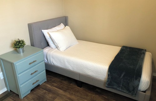 Marylhurst House | 2-bedroom house in Oregon City with WiFi/AC