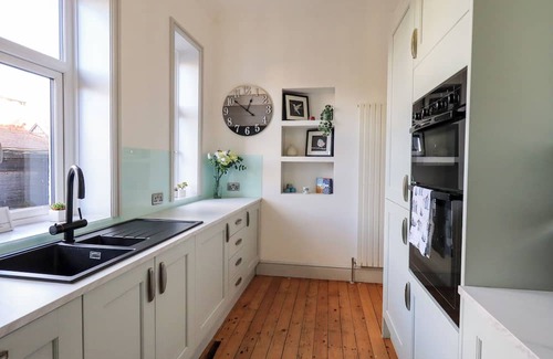 Lytham St. Anne's Cottage | CLIFTON DRIVE APARTMENT, pet friendly in Lytham St. Annes