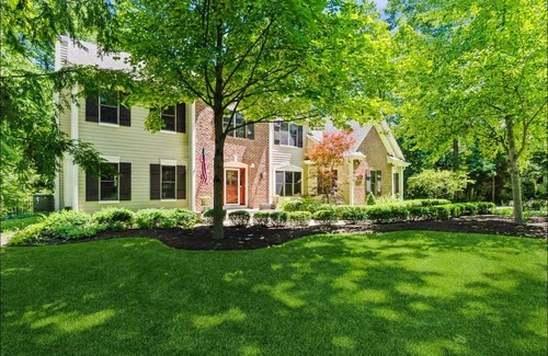 Russell House | Spacious 5-bedroom house with Chefs Kitchen and game room in Pleasant Prairie