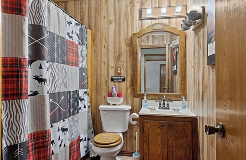 Mead Cabin | Lakeridge Lodge: Spacious Retreat for Celebrations, Groups & Gatherings