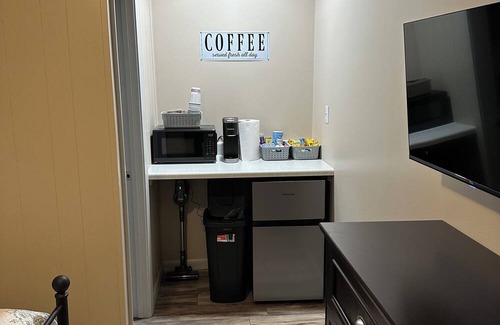 Brinkley Bed & Breakfast | Pawpaw's Cozy Comfy Studio-Unit A. Pet Friendly