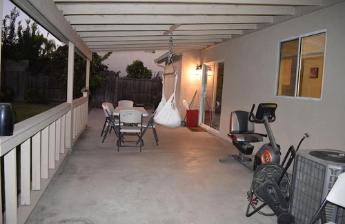 Peters House | Charming 3-bedroom 2.5bath house in Manteca with AC and WIFI with fiber optic .