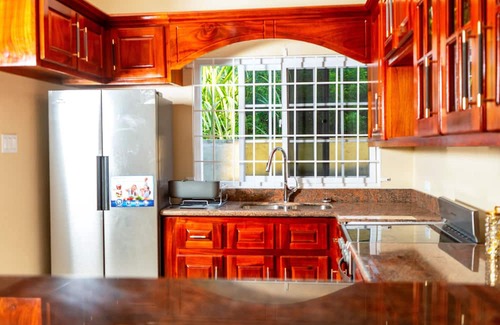 West Gate Hills House | Charming 4-bedroom house with AC and WiFi in superb Montego Bay