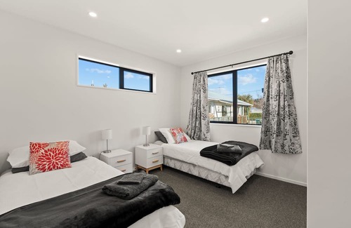 Naseby Cottage | Leven Street Crib - Modern, warm stay in the heart of historic Naseby