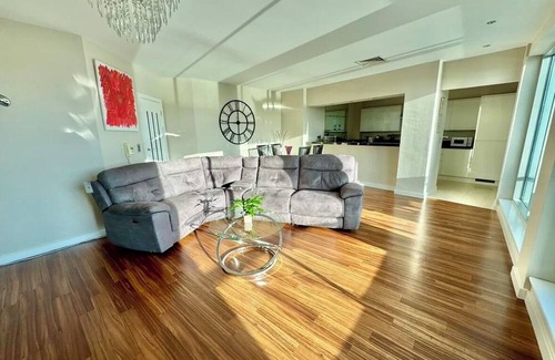 Nottingham Apartment | Charming 2-bedroom Penthouse in lovely Nottingham with WiFi, AC
