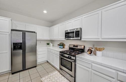 Tracy House | Enjoyable 4-bedroom house with AC in Tracy