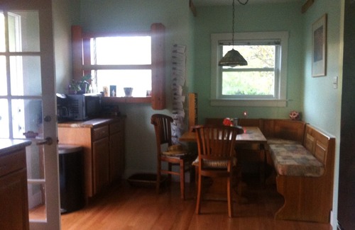 San Anselmo House | Charming 2BD, 2BA house in Fairfax with family room, gardens, parking