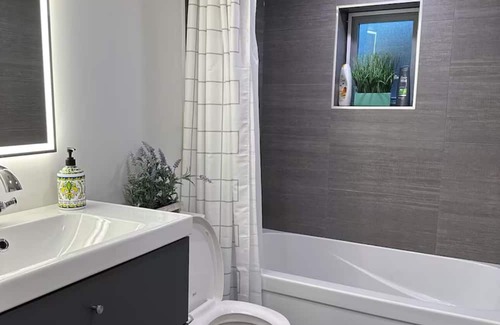 Sunset House | Private bath/bedroom/living room suite. 13 mins walking distance from Skytrain