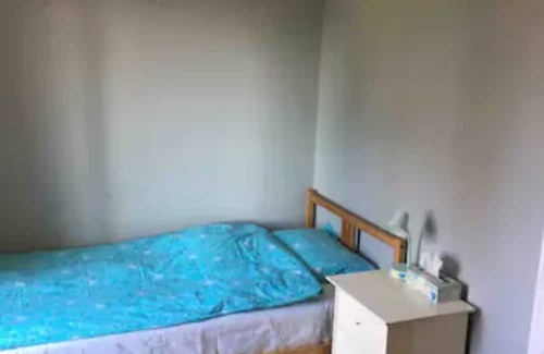 New Westminster House | Upper floor bedroom New Westminster