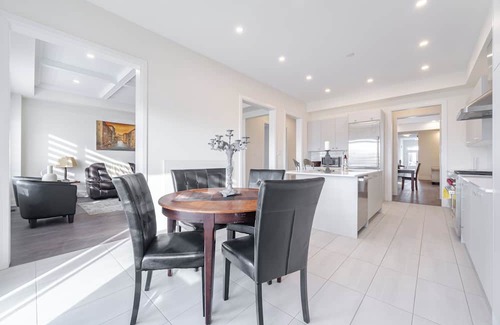 Vaughan House | Charming 5BR Escape: Unwind in Cozy Vaughan House