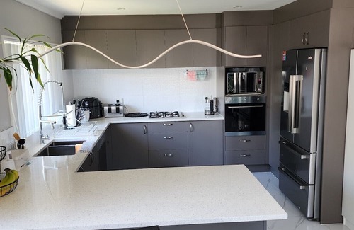 Mangere Bed & Breakfast | New Built Home, 5min. from Auckland International/Domestic Airport