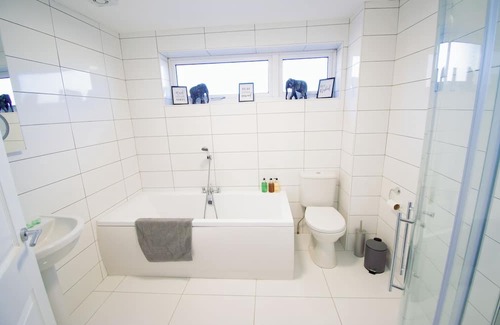 Kearsley House | 4 Bedroom House in Whitefield