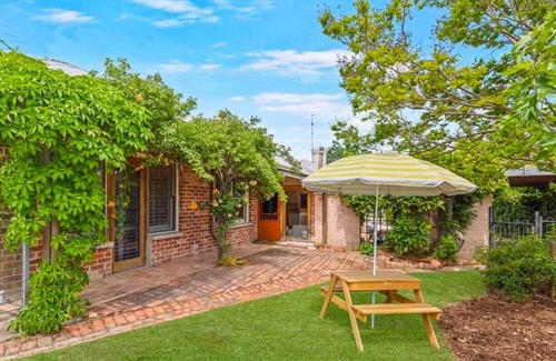 Bathurst Apartment | Cozy renovated studio/study in Grand home. Garden & pool access - 2 mins to CBD.