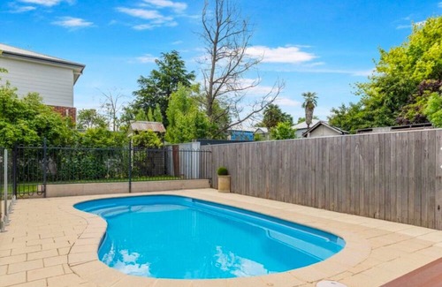 Bathurst Apartment | Cozy renovated studio/study in Grand home. Garden & pool access - 2 mins to CBD.