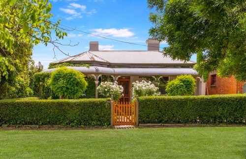 Bathurst Apartment | Cozy renovated studio/study in Grand home. Garden & pool access - 2 mins to CBD.