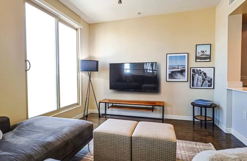 Carthay Circle Apartment | Huge and Modern 3 BDR and 2 BTH Townhouse in LA!